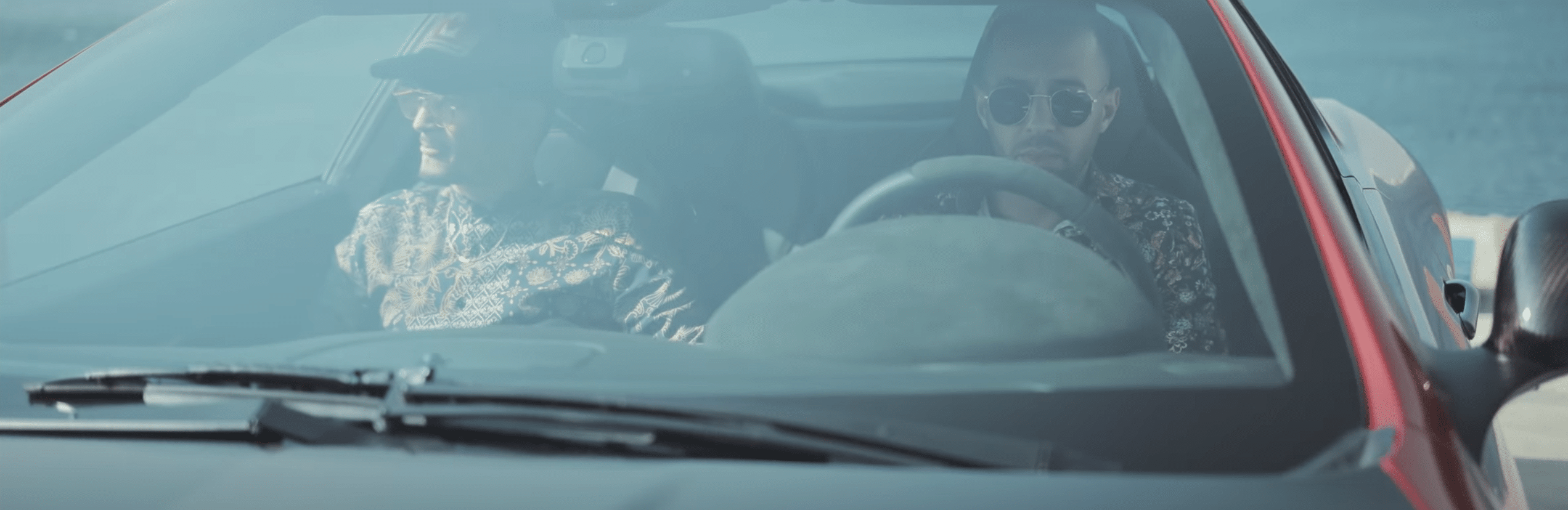 Naps et soolking à bord d'une maserati lors du clip favela